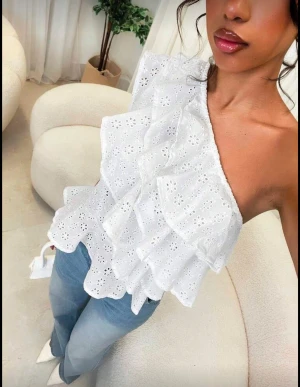 Söt vit off shoulder top!! - - Superfin off shoulder topp som är aldrig använt, blev tyvärr för stort för mig 