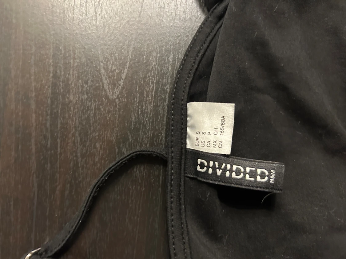 Svart kort topp från Divided - 1