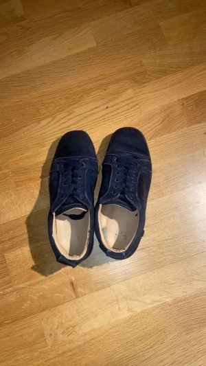 Christian Louboutin  - Jag säljer mina Louboutins eftersom de tyvärr är för små för mig. Båda skorna har lite skador vid tåpartiet — den högra skon har lagats med superlim, medan den vänstra inte är fixad ännu, men en skomakare borde enkelt kunna ordna det. Ringarna saknas också, vilket syns på sista bilden, och baksidan av den högra skon har blivit professionellt lagad i butik. Förutom dessa brister är skorna i okej och användbart skick. Det är ett av mina favoritpar. De är 1,1 r€p. Hör gärna av dig om du har frågor,
