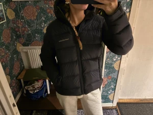 Navy blue dunjacka Peak Performance S - Svart dunjacka från Peak Performance, modell Woman Frost Down Jacket. Jackan är i utmärkt skick här knappt användts pågrund av att jag köpte en annan jacka, super fin jacka endå och varm. Perfekt nu till vintern. Hör av er vid frågor eller prisförlsag