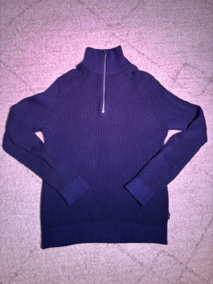 Jack & Jones premium fjärdedels-zip - Säljer denna feta fjärdedels-zipen från Jack&Jones premium i marinblått för bara 229. Tröjan har en snygg och unik design. Den är i väldigt fint skick och finns inte mycket tecken på användning. Hoodien är i storlek S men sitter mer som M, passar mig perfekt som är 178 ish.  Den är redo att hitta ett nytt hem! Fråga gärna om ni vill ha fler bilder eller mer information