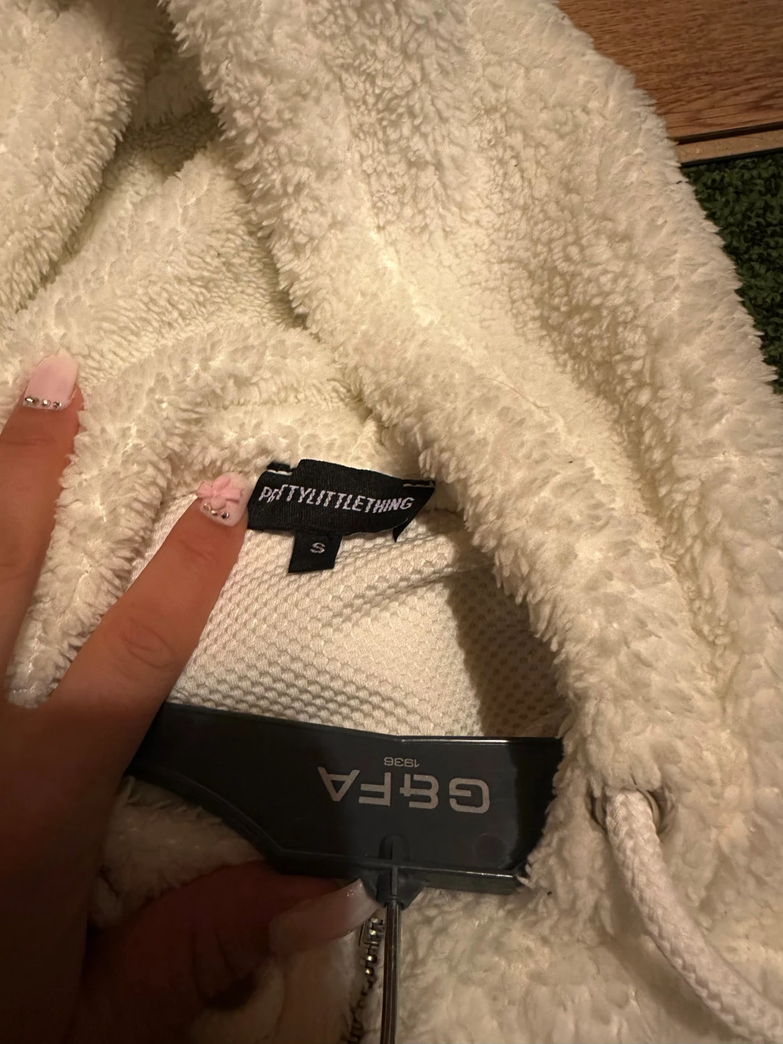 Vit teddyjacka från PrettyLittleThing - 1