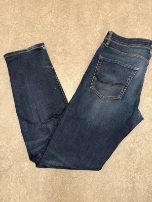 Jack & Jones Jeans - Tja! Säljer dessa stilrena blåa Jack & Jones jeansen ! Storlek W30 / Skick 8/10! Passform - Slim Straight / Priset är ej hugget i sten,  tveka inte att kontakta vid frågor eller funderingar!