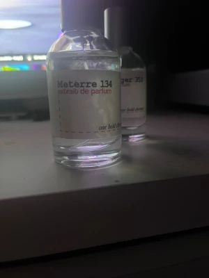 Meterre 134 extrait de parfum - Meterre 134 extrait de parfum med minimalistisk design. Perfekt för dig som vill sticka ut med en unik doft. Flaskans etikett har en modern look och passar dig som gillar stilrena detaljer.
