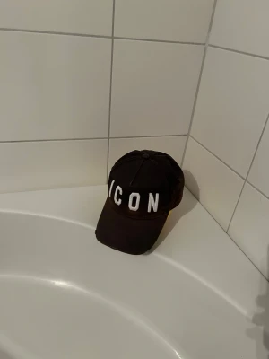 Dsquared2 Keps - Säljer kepsen för att den bara ligger och samlar damm, den är inte använd super mycket men har lite somblekningar, därför priset är så lågt.
