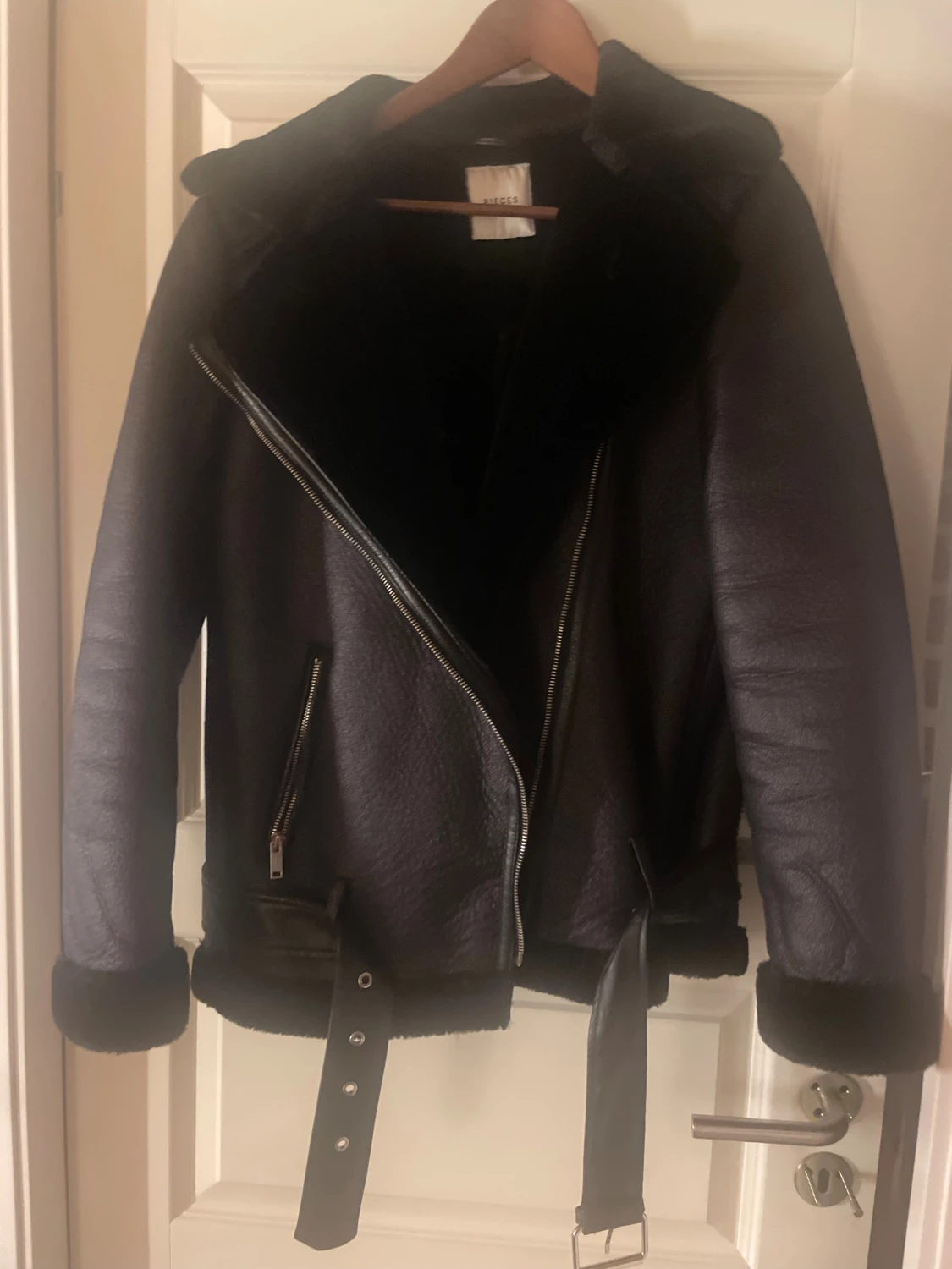 Svart teddyjacka från Pieces - 1