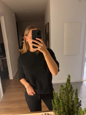 Svart tröja Gina Tricot  - Svart tröja från Gina Tricot i storlek xs. Väldigt bra skick. 