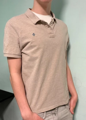 Morris piké beige  - Säljer denna stilrena beigea pikén från Morris. Pikén är i bra skick. Storlek L men bär lite mindre så kan även passa M. Har du några frågor? Tveka inte att höra av dig😊