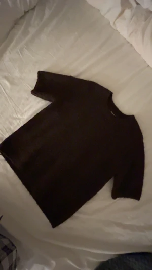 Stickad - Brun kortärmad tröja, exklusivt köpt på Öland för 579 kr! Pris går att diskutera! Inte ett dugg nopprig!