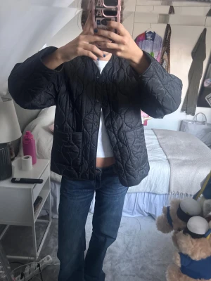 Svart jacka från & other stories - Svart jacka från & Other Stories. Jackan har rund halsringning, knappar framtill och stora fickor. Oversized passform och lång ärm. Den är så snygg till höst och vår och är väldigt trendig just nu. Säljer bara då jag har flera liknande!