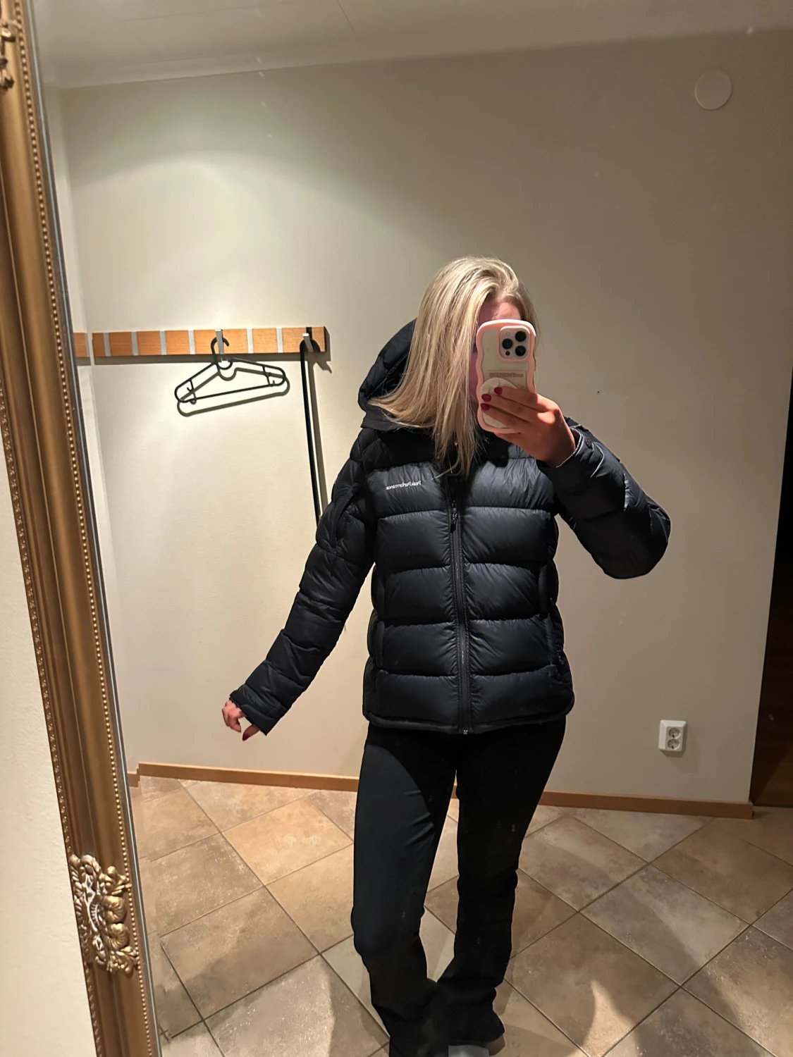 Svart pufferjacka från Peak Performance - 1