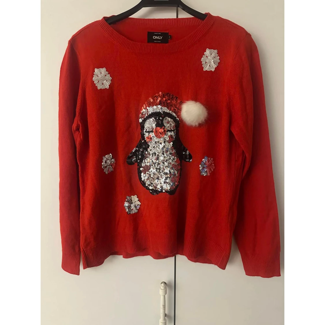Röd jultröja med paljetter från ONLY