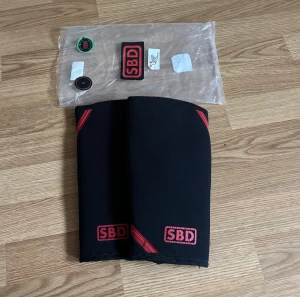 SBD knäskydd S - Stabila knäskydd för kraftsport. Fungerar för bla tyngdlyftning, styrkelyft mm. Storlek S. Inkörda, vilket gör dom extra bekväma och inte för hårda som dom är när dom är splitter nya. Använda ca ett halvår och inköpta nya.