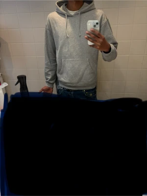 Grå hoodie från Vailent  - Grå hoodie från Vailent i storlek S. pris 399 kom med förslag