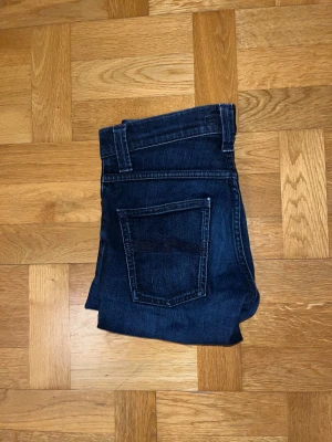 Nudie jeans blå - Tjena! Säljer nu mina mörkblå Nudie jeans i storlek 29/32. Helt perfekt pass form i slim. I modell grim Tim ifrån Nudie. Finns inga defekter. Finns inga dumma frågor.