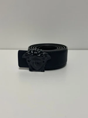 Versace Bälte - Säljer ett helt nytt bälte, aldrig använd. Storlek 110. Snabb frakt fraktas inom 24h efter köp. Kan härmas i Haninge, skriv gärna vid fler frågor.