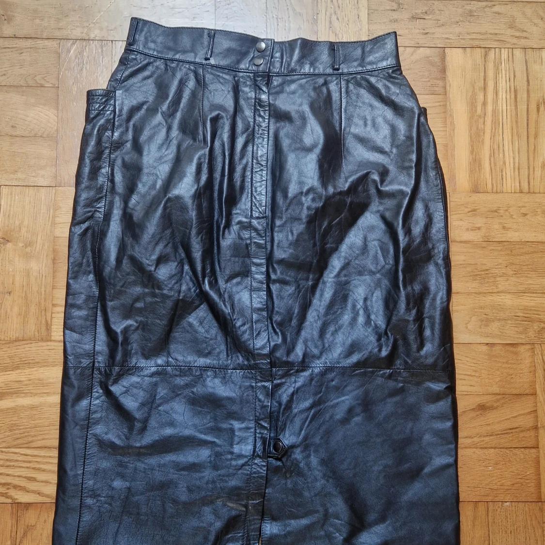 Svart lång skinnkjol med fickor