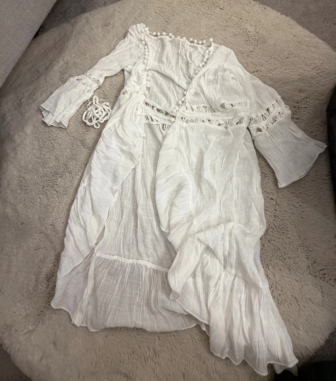 Vit cover - up  med volanger - 1