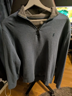 Ralph Lauren half sip - fick tröja för ett tag sedan i present, säljer nu pga för att den är för liten. Tröja är blå med grå färg inuti och en krage. Köpte den för 2200 nypris och den är fof i jätte bra skick.
