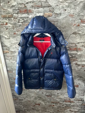 Ralph Lauren Jacka - Mycket fint skick, inga defekter. Storlek 14-16 junior men sitter som XS, passar dig som är mellan 160-170cm ungefär. Nypris ca 4000kr. Modellen är 185 cm, 79 kg och bär storlek 18-20(en storlek större). Självklart äkta - Kolla bara recensionerna! Passar bra nu till vintern. Skriv för mer information!🤝