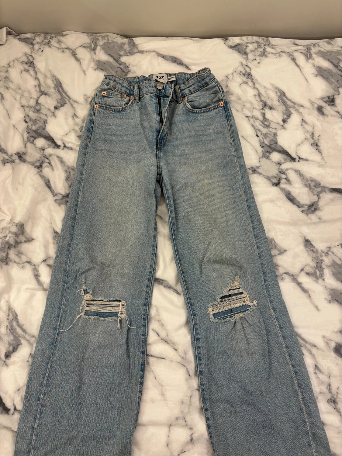 Ljusblå jeans med hål från 157