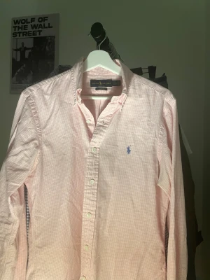 Rosa rutig skjorta från Ralph Lauren - Slim fit modell rutig Ralph Lauren skjorta i använd skick