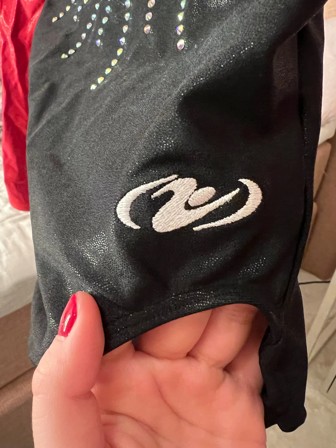 Svart och röd gymnastikdräkt med strass - 1