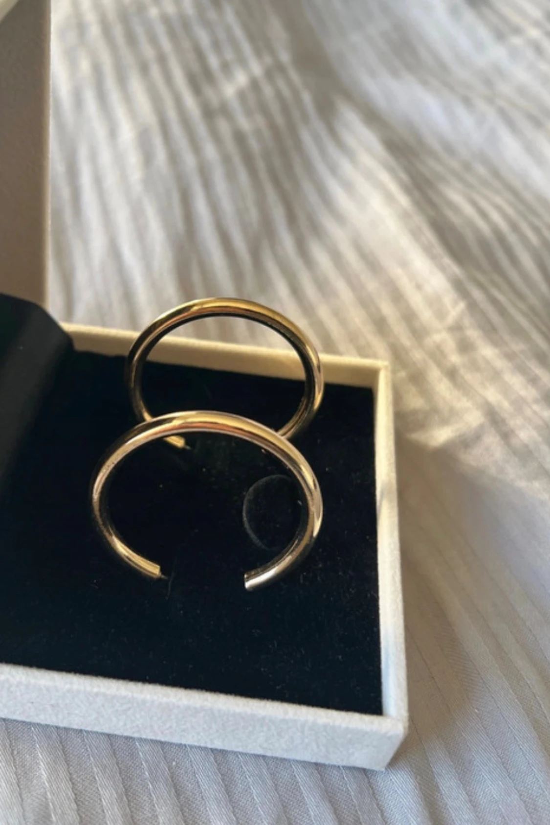 Stora guldiga hoops örhängen