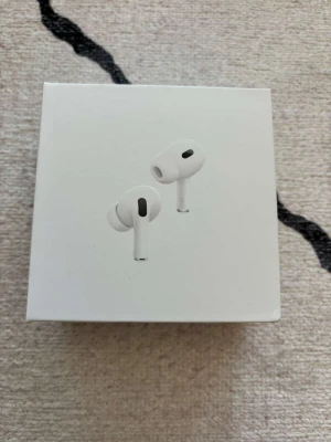 AirPods Pro 2 (USB-C) - Säljer helt nya AirPods Pro 2 med USB-C, obruten förpackning och giltig garanti till 17 maj 2026. Aktiv brusreducering, transparensläge och hög ljudkvalitet. Perfekt för både musik och samtal. Inga synliga defekter eller slitage, serienummer medföljer.