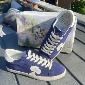 The Gallerist skor - Sparsamt använda gallerist skor i färgen geneva dark blue, storlek 44 och knappt använda! Allting fås med. 