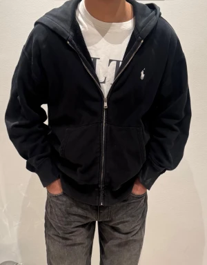 Ralph Lauren Zip Hoodie - Storleken står som XL, men är egentligen en S/M. Jag är 174cm och den passar mig som ovan!