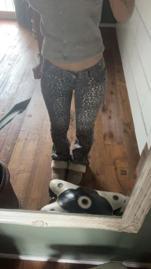 Leopardmönstrade bootcut jeans - Säljer ett par  jeans med leopardmönster. Byxorna har bootcut passform och låg midja.