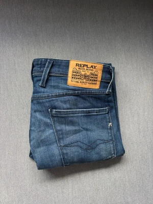 Replay Anbass jeans  - Replay Anbass jeans  Mycket bra skick Storlek 31/32   Midja: 41cm, Byxlängd: 107cm Pris kan diskuteras 💰  Ställ gärna frågor