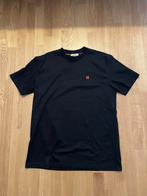 Svart T-shirt - Svart t-shirt från (H-märket) se bild. Storlek (S) kan passa (M) också då den är oversized. Helt ny, hör av vid minsta fundering!
