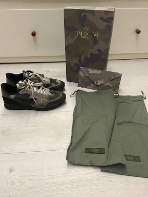 Valentino rockrunners  - Hej! Säljer dessa ass feta rockrunners i strl 41 1/2//skorna är i fint sick//sjukt snygg färg om du fråga mig//allt og följer med!//fråga gärna om du har frågor eller liknande!🤩