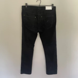 Acne Jeans - Acne Jeans i en slim passform | Storlek: 31/34 | Skick: Mycket fint | Pris: 299kr | Hör av dig vid frågor eller för fler bilder om du är intresserad👏