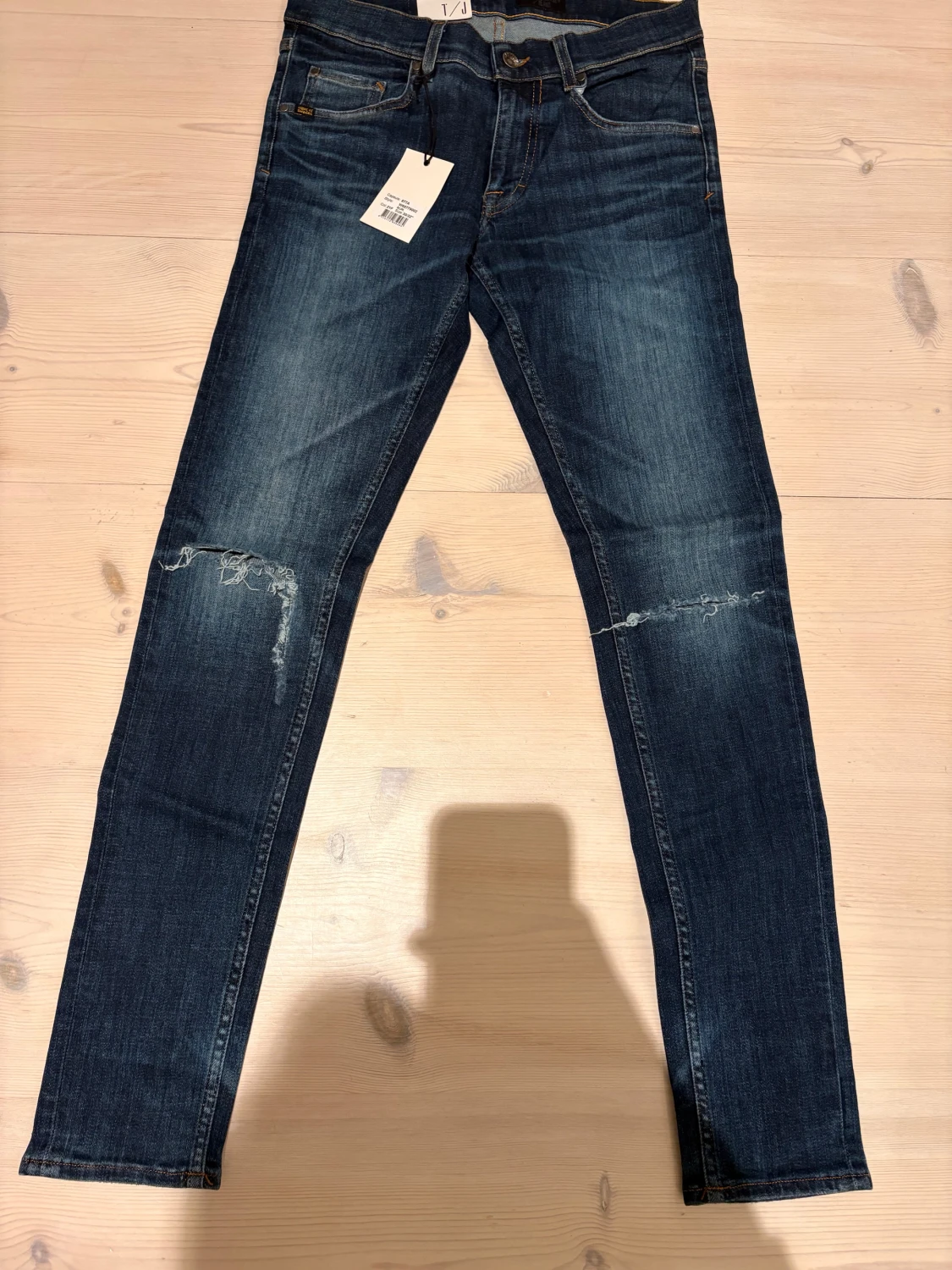 Tiger of sweden mörkblå jeans med slitningar - 2