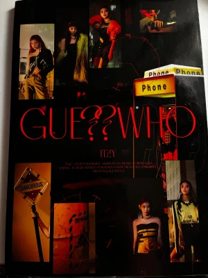 GUESS WHO ALBUM BY ITZY - Itzy album inkluderar officiella photo cards och en mini poster, CD och även stickers. Massa freebees och snacks (inkluderar frakt, och kommer med freebies) fler frågor? Fråga baraaaa