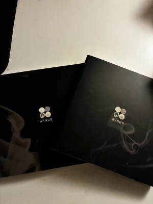WINGS BTS album -  Två officiella BTS album ver. I och G. (250kr per album med frakt) Och kommer även med officiella bilden och massa freebies och snacks. ETT album kommer innehålla den officiella bilden. Fler frågor? Skriv baraaa 💗