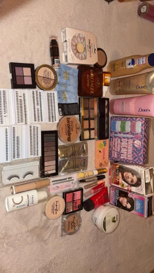 Stort sminkpaket med borstar, paletter och fransar - Säljer ett stort sminkpaket med flera ögonskuggspaletter i rosa, lila och nude toner, bronzer, highlighter, foundation balm, concealer, rouge, matt puder, läppglans, läppbalsam och mängder av lösögonfransar i olika stilar. Märken som Max Factor, Technic, Essence och W7. Perfekt för dig som älskar att testa nya looks! Säljer allt detta för 450kr vissa grejer är helt nya o oöppnade kommer inte till användning 💕