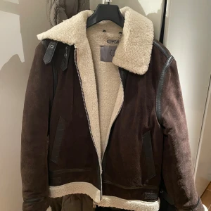 Brun päls/mockajacka - Tjena, jag säljer nu denna supersnygga mocka jacka från Human Scales i storlek S. Den är i superfint skick och knappt använd. Den är varm och perfekt till vintern. Nypris för denna är runt 5000kr, så säljer den för en superbra deal. Hör gärna av dig vid frågor eller funderingar!