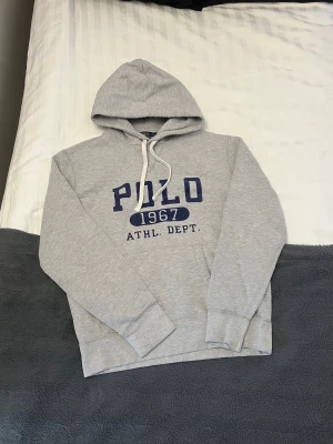 Ralph Lauren Hoodie - Säljer denna snygga Ralph Lauren hoodie i mycket fint skick. Hoodien är storlek M. Kolla sista bilden (182cm för referens)