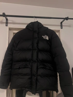 The North Face Dunjacka - Här är en mysig jacka för dig som vill hålla dig varm över vintern! Originalpriset för denna jacka ligger mellan 3500-4399kr. Jag säljer den här jackan eftersom den tyvärr är för stor för mig. Jackan är svart och har gott om fickförvaring. Den har också en huva som andra North Face-jackor inte har. Jackan är i gott skick, inga repor eller smuts. Jackan köptes för tre månader sedan så den är nästan ny. Jag tar gärna emot bud. 😊