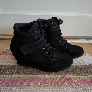 Isabell marant liknande skor - Perfekta skor i storlek 41 från mywear. Liknar Isabel marants bekett sneakers, men är alltså från mywear Endast använda fåtal gånger, näst intill nyskick!