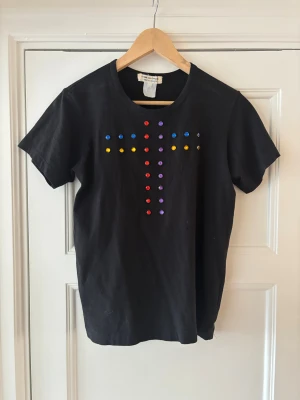 Comme des Garcons  - T shirt från comme. Söta stenar i olika färger. Osäker på storlek men skulle säga att den passar allt mellan xs-en liten L 