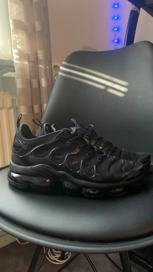 Nike Vapormax Plus svarta sneakers - Nike vapormax plus i bra skick. Storlek 43. Ngn repa här o där men inte synligt 
