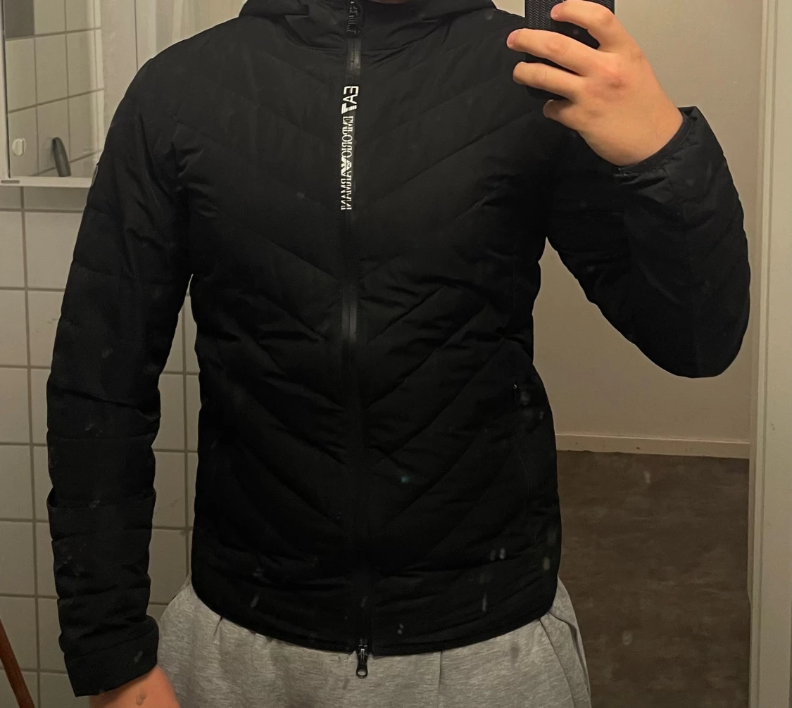 Svart pufferjacka från EA7 Emporio Armani - 5