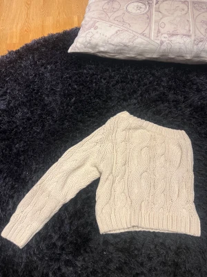 One shoulder tröja  - Säljer denna skit snygga one shoulder stickade tröjan från hm! Aldrig använd 
