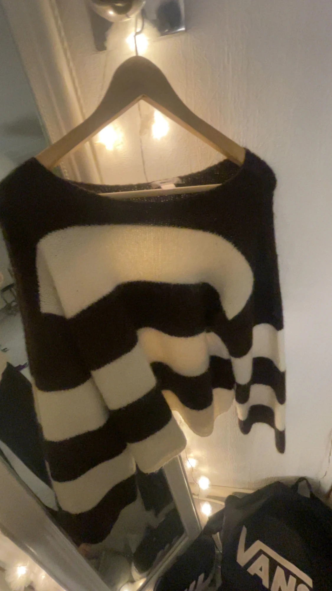 En vit och brun randig stickad 