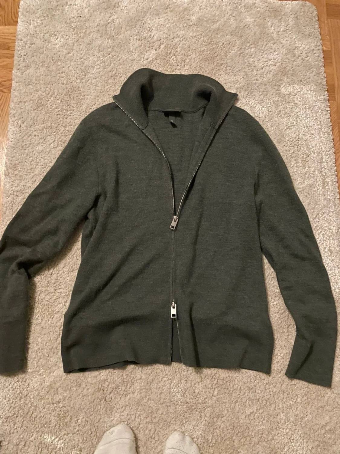 Mörkgrå kofta med dragkedja